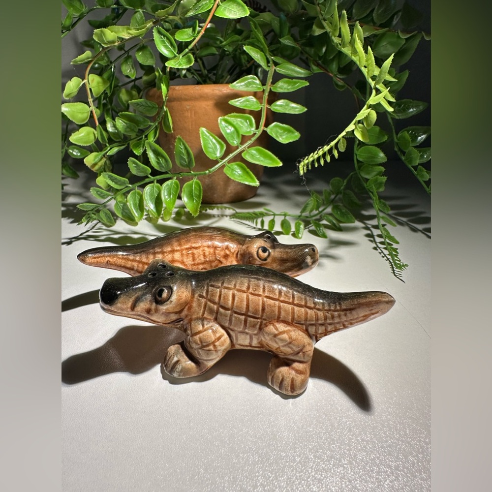 Vintage Hand painted Alligator Salt & Pepper Shaker Set • Made in Japan